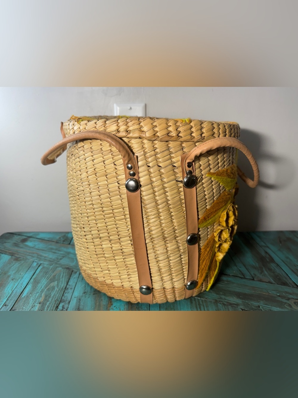 Vintage Raffia Basket Purse w/ Lid Floral Appliqué Boho Woven Straw Bag - Picture 5 of 15